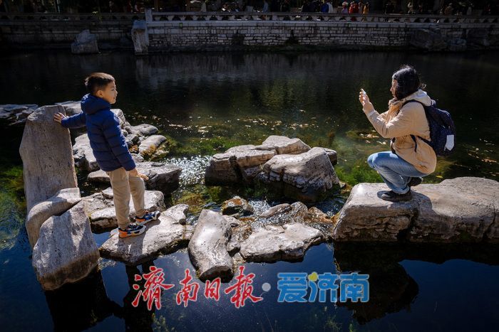 济南黑虎泉畔：秋日赏泉正当时，市民尽享泉水魅力