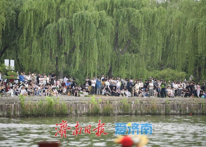 一年四季 泉在济南丨劈波斩浪，端午节龙舟竞渡大明湖