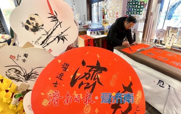 腊月将至百花洲，翰墨彩灯引客来