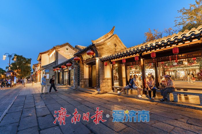 一年四季 泉在济南丨济南明府城：光影盛宴勾勒璀璨夜色
