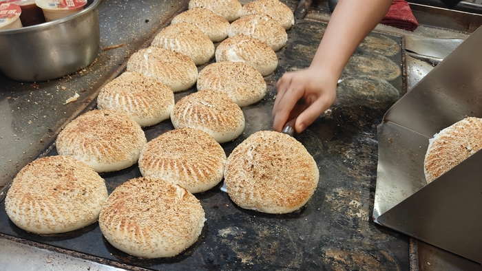 76岁老人26年自研吊炉烧饼设备，日产4200个零库存