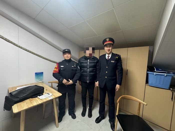 遗落40余万元现金急坏乘客，列车乘组紧急帮寻成功归还