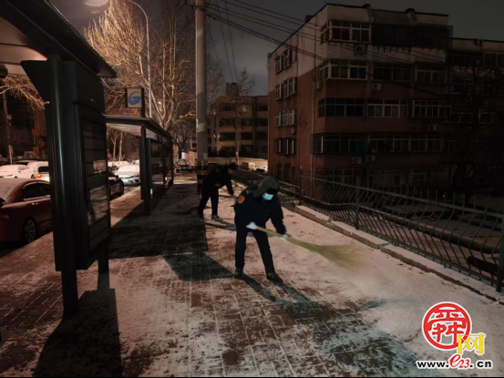 济南“掌上城管”志愿服务队落实“门前五包” 合力清雪除冰保畅通