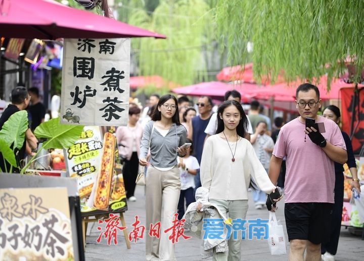 一年四季 泉在济南丨漫步青石板，徜徉大明湖，市民游客沉浸式体验泉城慢时光