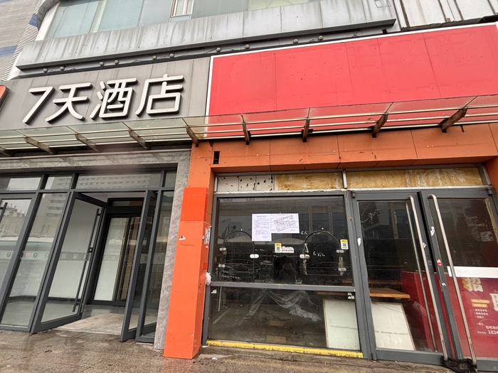 济南天龙大厦这回“动”了，西北角沿街商铺店面开拆