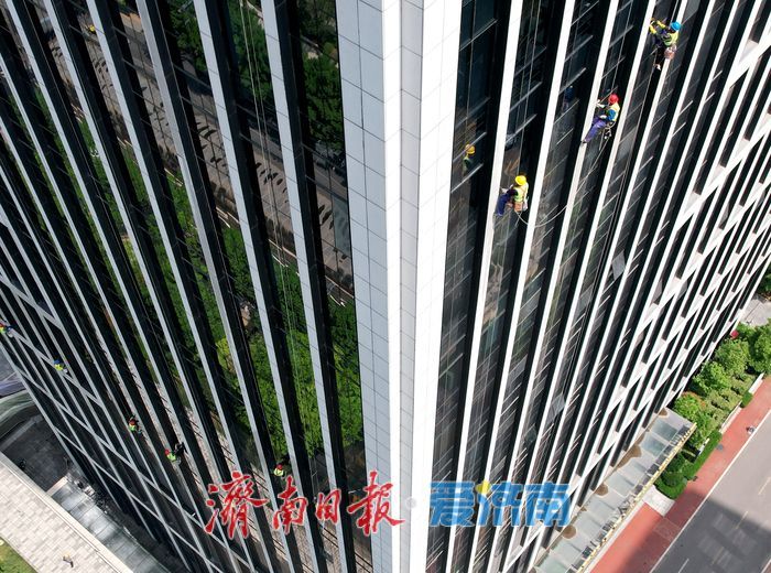 城市高空“蜘蛛人”：悬于百米之上，擦亮城市与人生