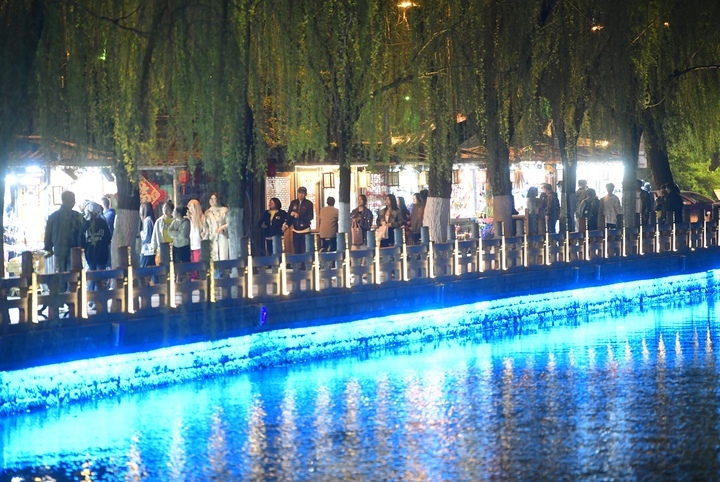 夜游老街品味泉城，清明旅游高峰提前到来