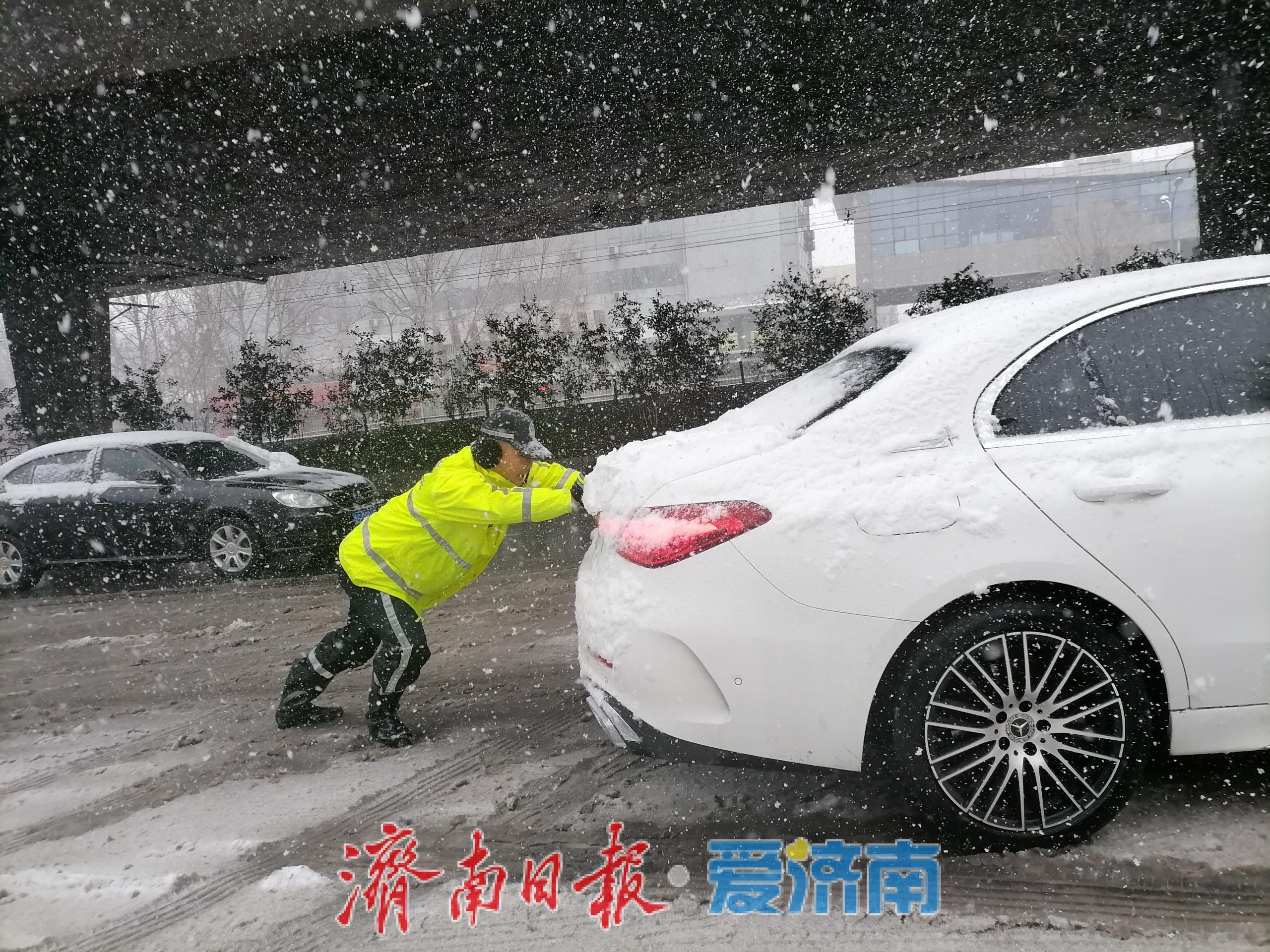 一城风雪，全警守护！济南交警坚守岗位保畅通