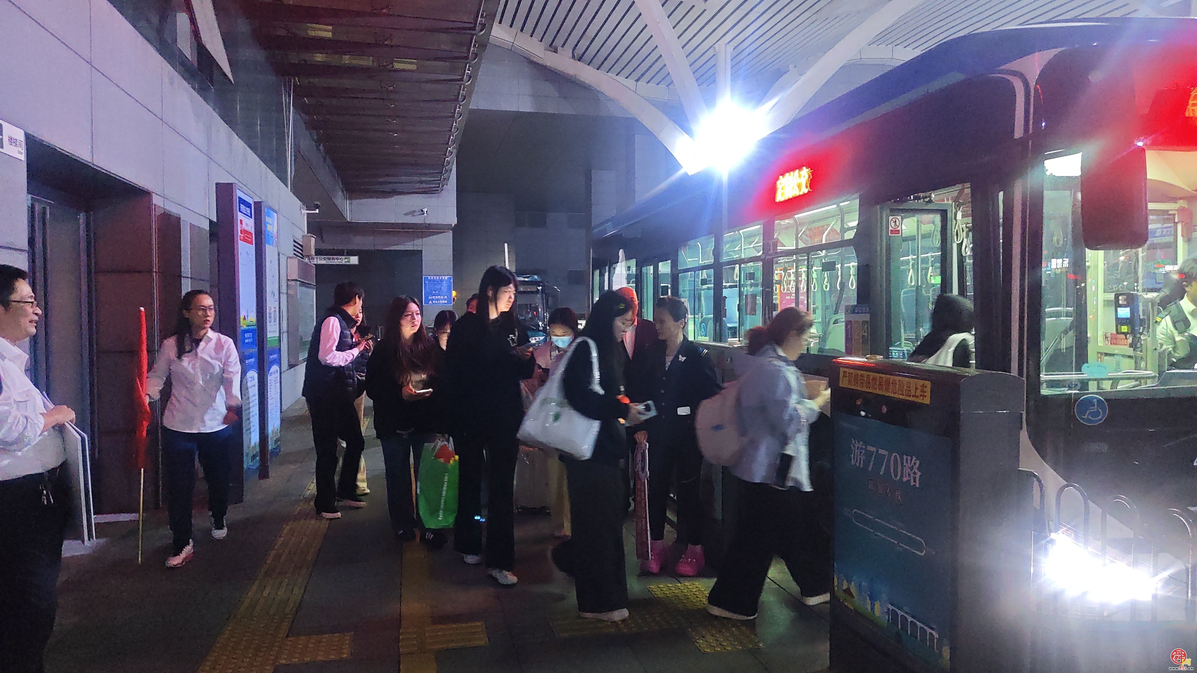 深夜加班接驳保障！济南公交暖心护航演唱会歌迷深夜返程