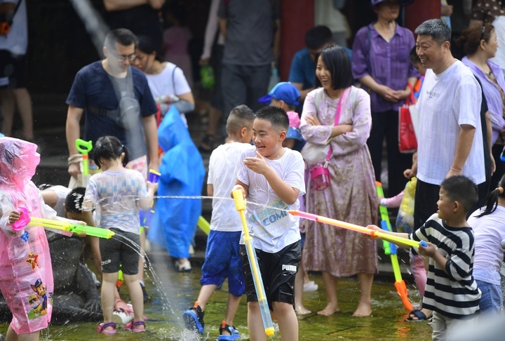 炎炎夏日无泉水不欢乐，泉城版“泼水节”精彩上演