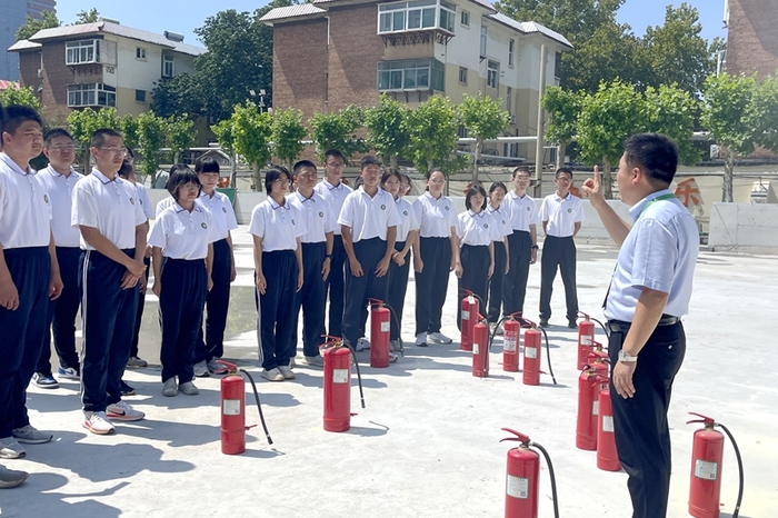 强化安全防线 济南中学开展系列安全教育与应急演练