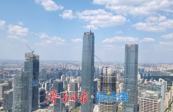 一年四季 泉在济南丨蓝天白云为伴，济南最美天际线亮眼