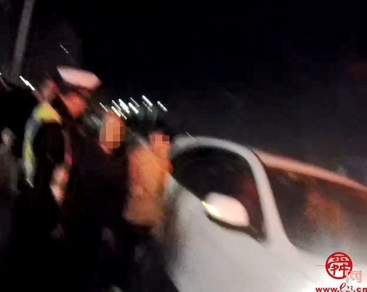 走失老人坐在路旁不知所措 济南交警紧急救助暖人心