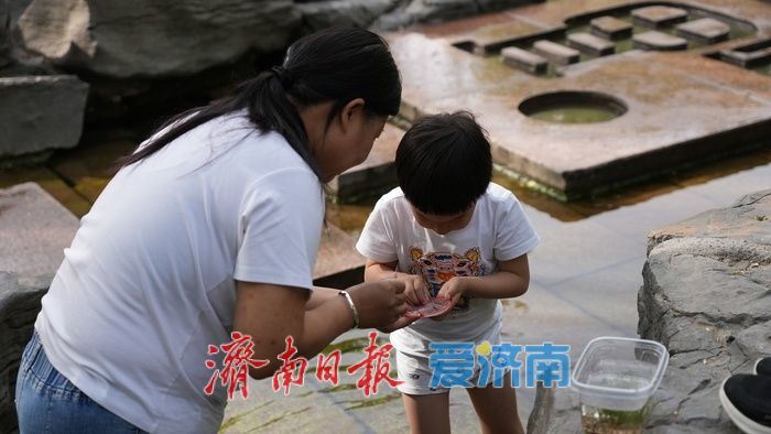 春日如夏，五龙潭公园“清泉石上流”景点成孩子们亲水乐园