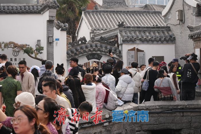 “泉”在济南过大年丨汉服遇上月亮门，起凤桥成最火片场