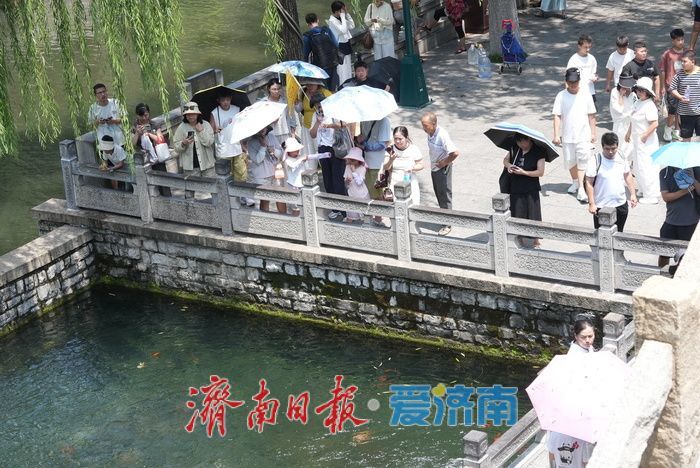 一年四季 泉在济南丨黑虎泉畔人潮涌 虎头喷玉引客来