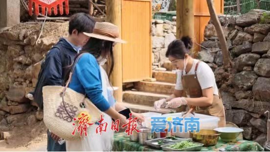 国庆假期秘境石崮寨火爆出圈！石崮寨三娘坐镇才艺大舞台，江湖好戏轮番上演