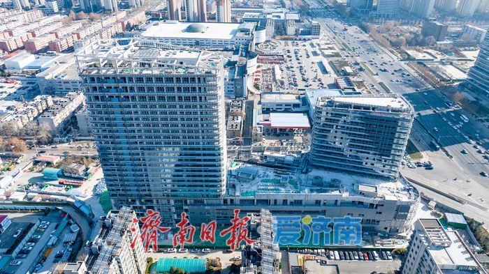 项目强省会｜济南腊山站上盖综合体“披外衣” 玻璃幕墙安装加速，西部新地标轮廓初现