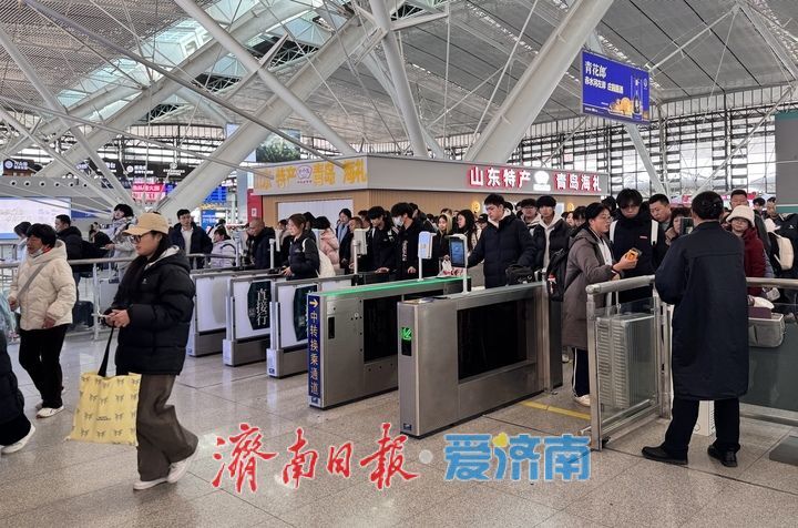 2026年铁路春运首日火车票开售