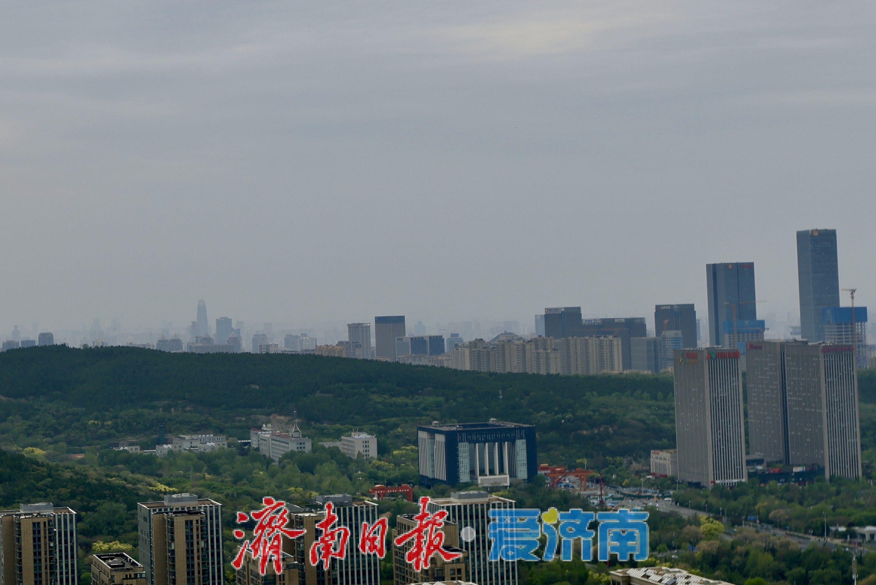 春雨润泉城 楼山相依绘新景