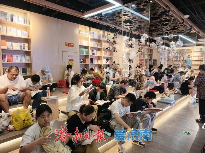 出伏暑气仍未消，书香场馆觅清凉