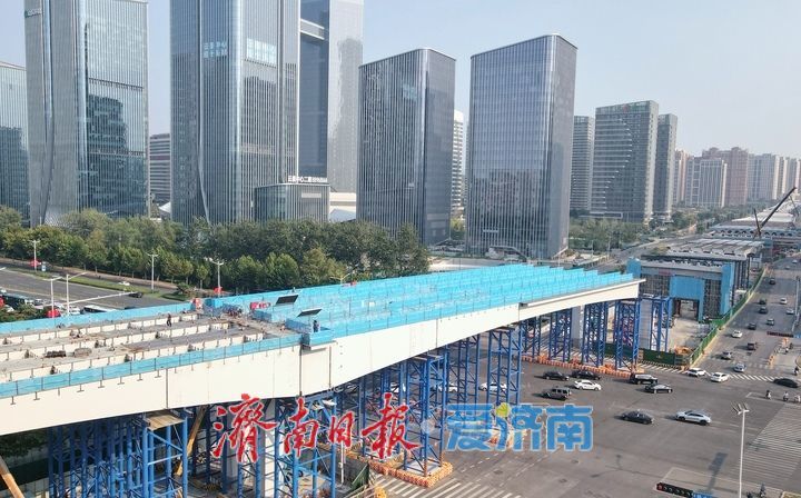 济南凤凰黄河大桥南延工程钢箱梁开始上跨经十路