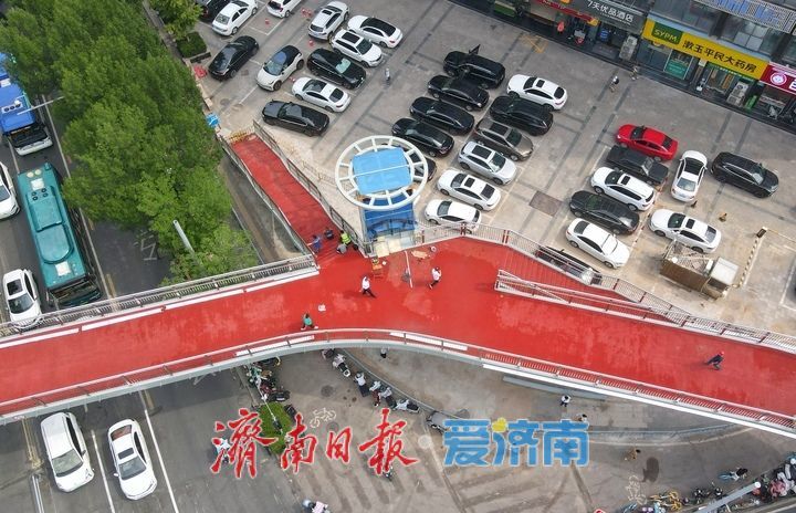 济南首座倒“凹”字形过街天桥建设收尾