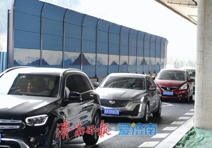 直击堵点！济南旅游路二环东路交叉口新增专用右转车道正式投用