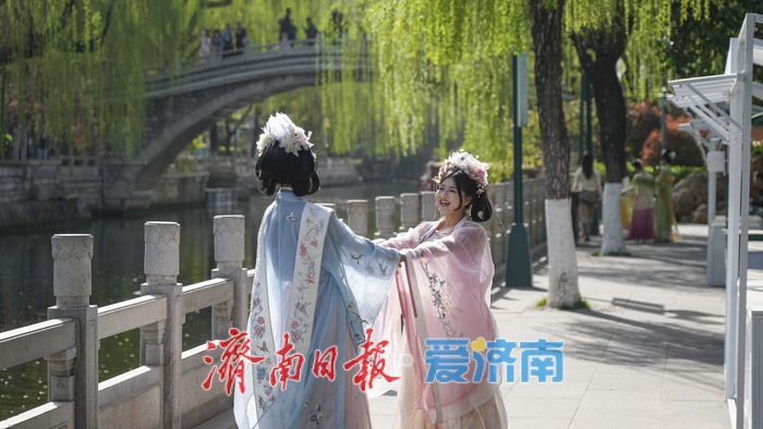 济南护城河畔春意浓