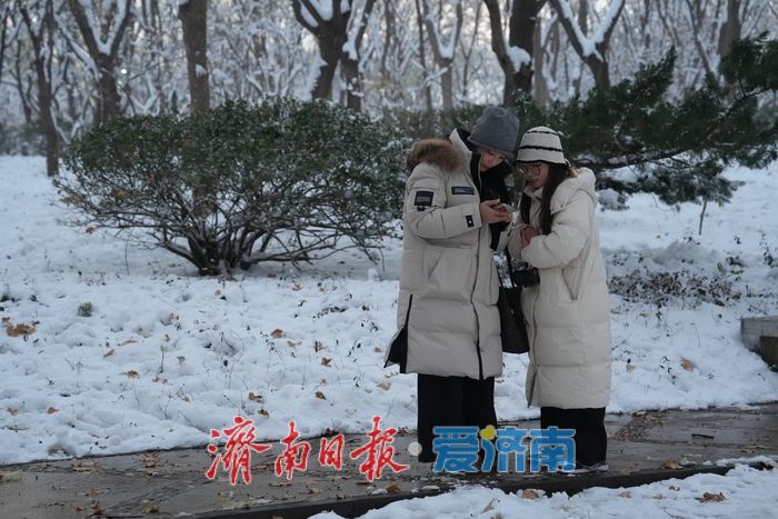 初雪勾勒“冰雪秘境” 泉城公园变身冬日热门打卡地
