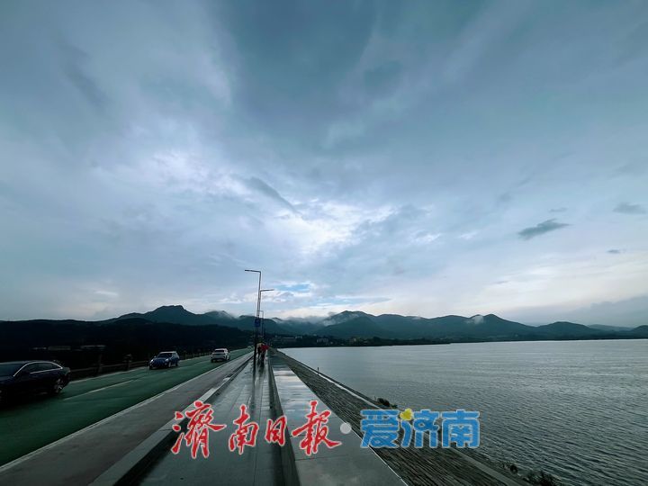 天水一色 雨中雪野湖美如画