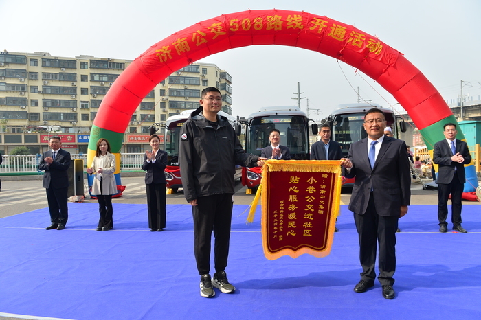 坐着“红墩墩”一路逛遍大观园、老商埠、中山公园、西市场 济南508路小巷公交开通