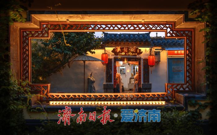 一年四季 泉在济南丨西更道街夜晚雕窗烛影，展现济南泉韵魅力