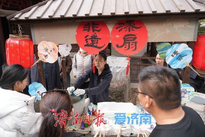 非遗漆扇吸睛引游人 感受中式美学的独特魅力