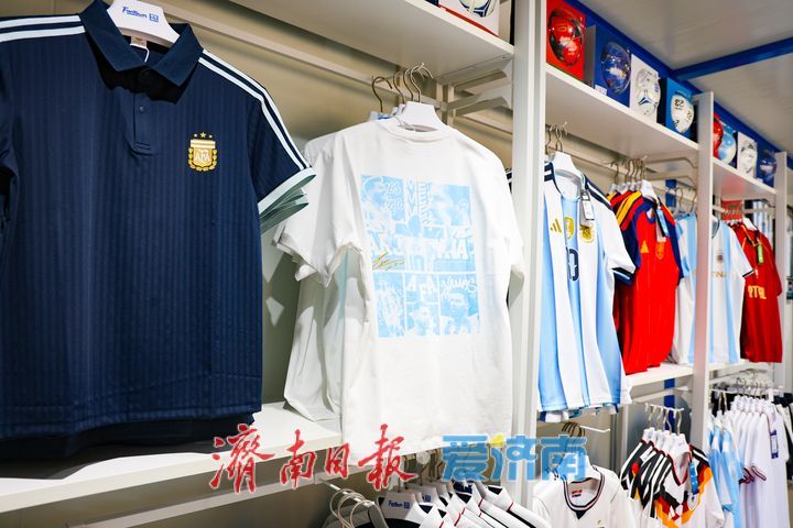 =FanTown世界杯豪门IP官方授权店落地济南国金天地，6月中旬即将开门迎客