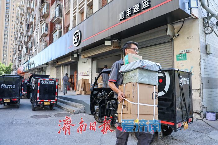 “双节”高峰下的坚守与温情 泉城街巷的“快递温度”