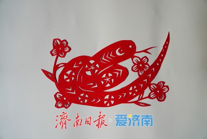 74岁手艺人匠心独运，创作260幅生肖蛇剪纸迎新春