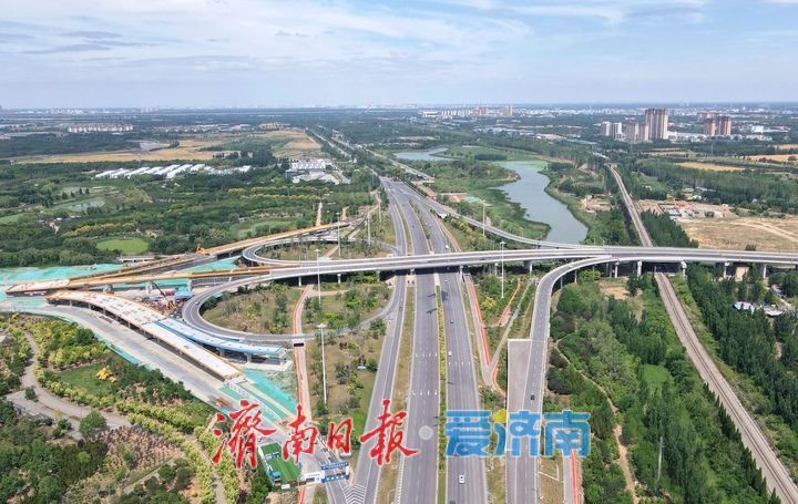 济南黄岗路穿黄隧道黄河北岸连接线新建箱梁与龙湖互通立交“牵手”