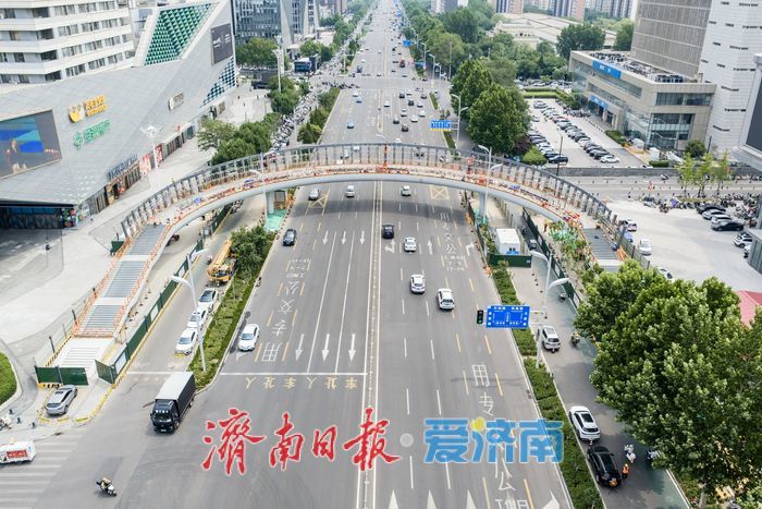 济南工业南路高新万达南侧U形天桥加紧施工，畅通商圈便民出行路