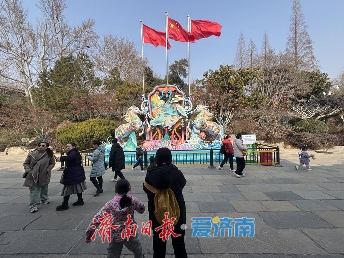 暖风和煦年味浓 趵突泉畔花灯俏