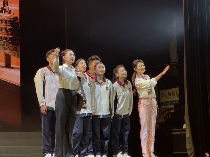 以艺术之力铸魂育人，爱国主义思政舞台剧《城·光》济南首演