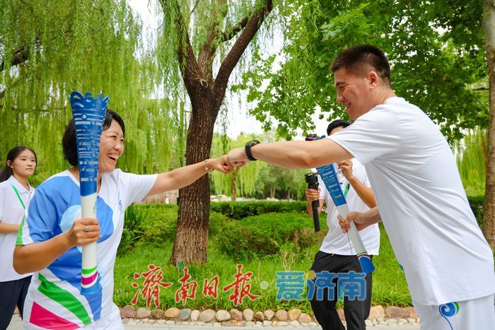 “泉炬”燃情 百泉共涌 2025济南国际泉水节“泉炬”传递活动章丘站接棒