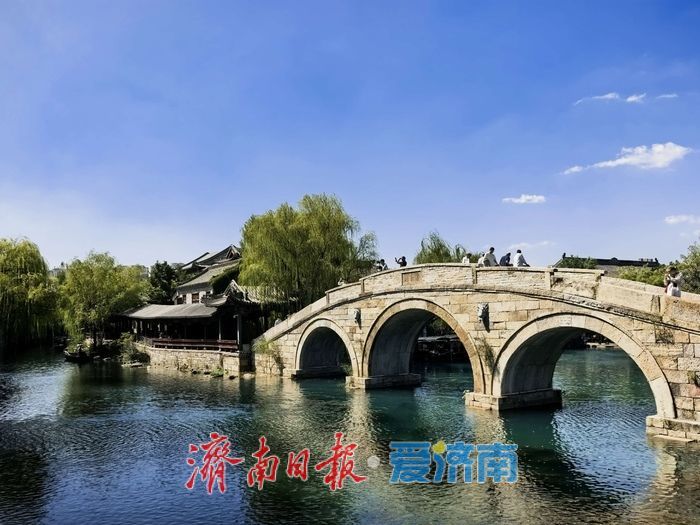 秋日明水古城 水天相映如画