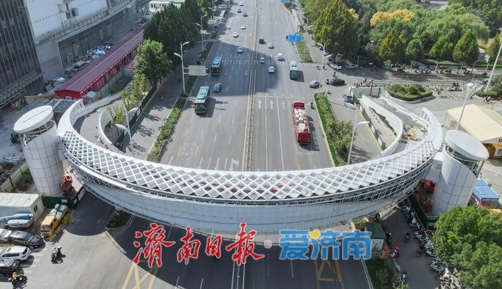 “新月”环抱工业南路，立体过街即将成型