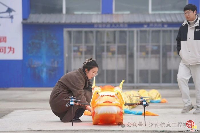 打卡济南信息工程学校开学季：龙形无人机护航，机器狗送上新春祝福