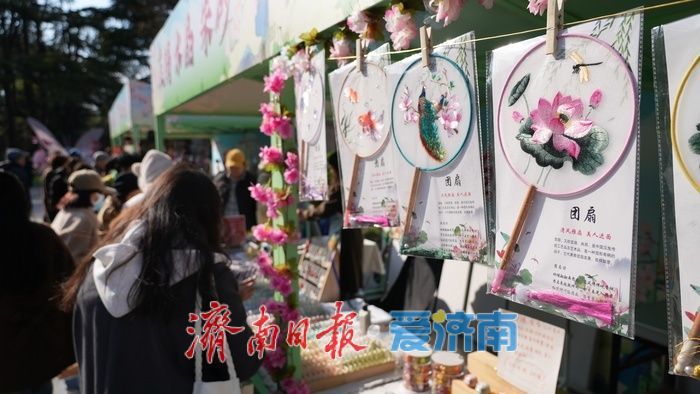 繁花簇拥下，这里的花朝市集热闹非凡