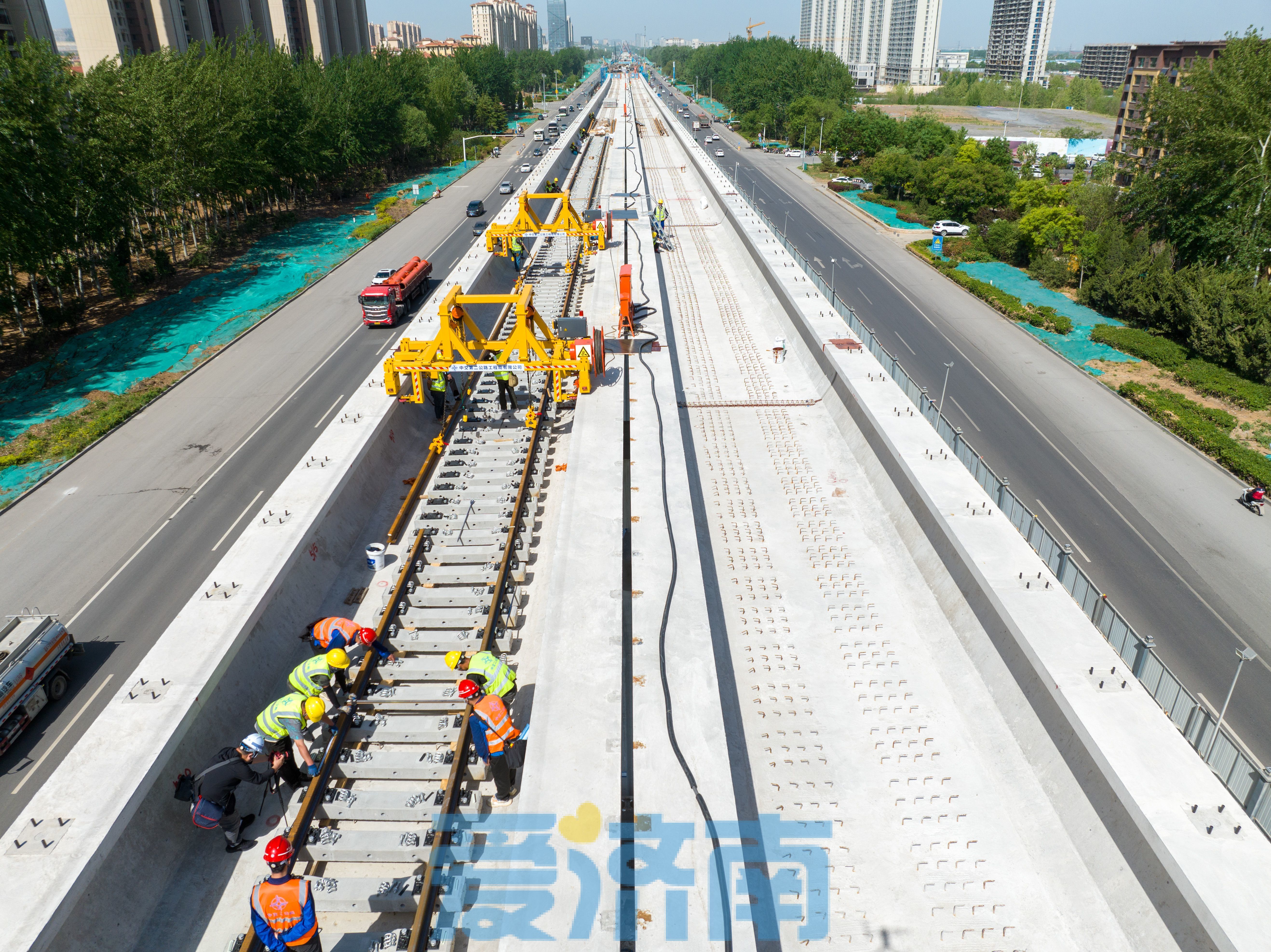 项目强省会｜济南轨道交通8号线开始铺轨，首段轨排架设完成