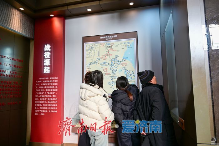 周日泉城红色游升温 济南解放阁迎来参观热潮