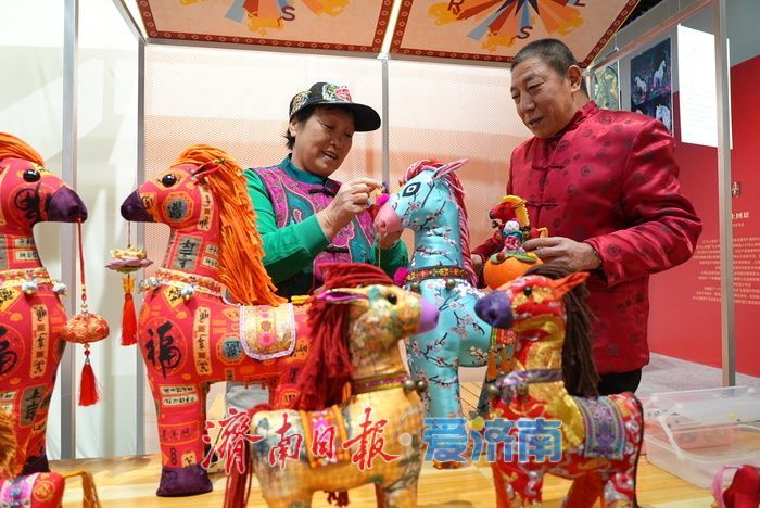 非遗布艺创新演绎马年吉祥