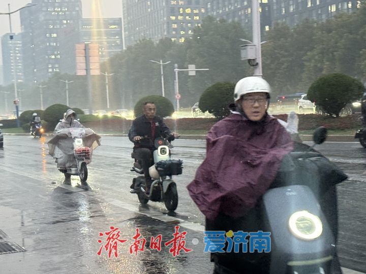 秋雨落泉城 凉意悄然至
